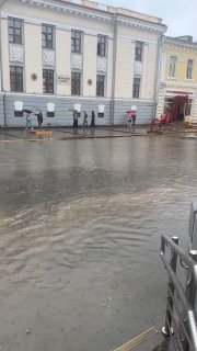 Арбат утопает: жители преодолевают лужи в ожидании ливневки
