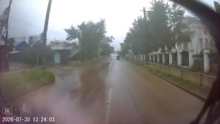 Сильный дождь затопил район Стеклозавода: забор рухнул в воду