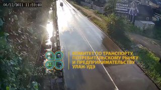 Водитель в Улан-Удэ на скорости врезался в баннер